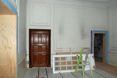 <p>De entreeruimte gefotografeerd tijdens de recente restauratiewerkzaamheden. De gesneden deuromlijstingen zijn afkomstig uit kasteel De Voorst en in de tweede helft van de 19e eeuw in de vestibule herplaatst. </p>
